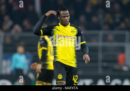 Dortmund, Deutschland. 15 Feb, 2018. Dortmunder Michy Batshuayi reagiert während der UEFA Europa League Fußball Spiel Borussia Dortmund gegen Atalanta Bergamo in Dortmund, Deutschland, 15. Februar 2018. Credit: Guido Kirchner/dpa/Alamy leben Nachrichten Stockfoto