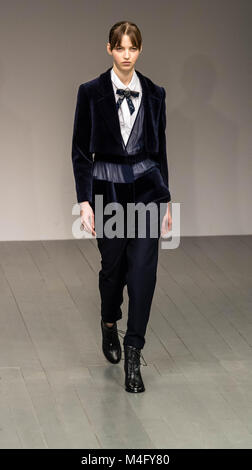 . London Fashion Week, AW 18, Bora Aksu, einem in London basierten Türkische Designer, Modenschau Credit: Ian Davidson/Alamy leben Nachrichten Stockfoto