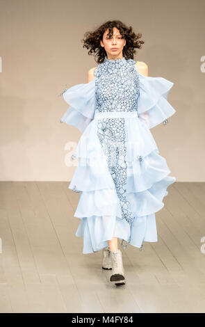 . London Fashion Week, AW 18, Bora Aksu, einem in London basierten Türkische Designer, Modenschau Credit: Ian Davidson/Alamy leben Nachrichten Stockfoto