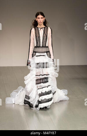 . London Fashion Week, AW 18, Bora Aksu, einem in London basierten Türkische Designer, Modenschau Credit: Ian Davidson/Alamy leben Nachrichten Stockfoto