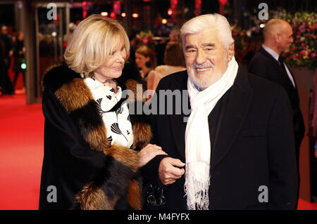 Berlin, Deutschland. 15 Feb, 2018. Mario Adorf und Frau Monique Faye an der Eröffnungszeremonie mit der "Isle of Dogs" Premiere auf der 68. Internationalen Filmfestspiele Berlin/Berlinale 2018 Berlinale Palast am 15. Februar 2018 in Berlin, Deutschland. | Verwendung weltweit/picture Alliance Quelle: dpa/Alamy leben Nachrichten Stockfoto