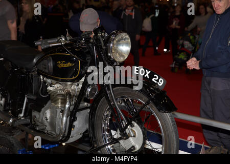 London, Großbritannien. 16 Feb, 2018. Die Carole Nash MCN London Motorrad Show in Excel geöffnet. Es gibt alles, was für die Motorrad Enthusiast aus Fahrräder, Kleidung, Kit und Zubehör. Neu in diesem Jahr ist ein Michelin Thunderdrome Live Action Show. Die Show läuft noch bis zum Sonntag, den 18. Februar © Keith Larby/Alamy leben Nachrichten Stockfoto