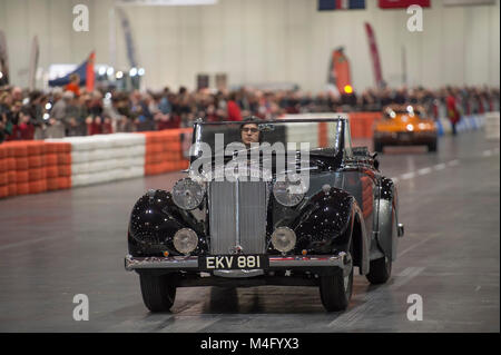 ExCel, London. 16. Februar 2018. Besucher in Scharen zu den London Classic Car Show, erweitert in diesem Jahr eine Seite der riesigen Ausstellungszentrum ExCel Veranstaltungsort mit Le Mans Gewinner zu füllen, Grand Prix Racer, klassischen Supercars und Jahrhundert alten Veteranen in Aktion alle unter einem Dach. Der zweite historische Motorsport Internationale Show öffnet Neben, beide vom 15. bis 18. Feb 2018. Credit: Malcolm Park/Alamy Leben Nachrichten. Stockfoto