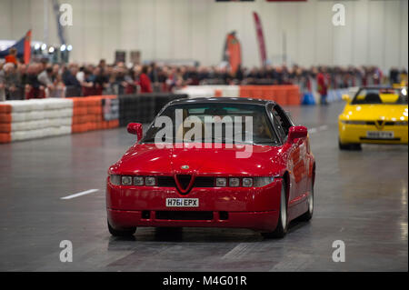 ExCel, London. 16. Februar 2018. Besucher in Scharen zu den London Classic Car Show, erweitert in diesem Jahr eine Seite der riesigen Ausstellungszentrum ExCel Veranstaltungsort mit Le Mans Gewinner zu füllen, Grand Prix Racer, klassischen Supercars und Jahrhundert alten Veteranen in Aktion alle unter einem Dach. Der zweite historische Motorsport Internationale Show öffnet Neben, beide vom 15. bis 18. Feb 2018. Credit: Malcolm Park/Alamy Leben Nachrichten. Stockfoto