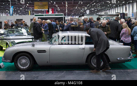 ExCel, London. 16. Februar 2018. Besucher in Scharen zu den London Classic Car Show, erweitert in diesem Jahr eine Seite der riesigen Ausstellungszentrum ExCel Veranstaltungsort mit Le Mans Gewinner zu füllen, Grand Prix Racer, klassischen Supercars und Jahrhundert alten Veteranen in Aktion alle unter einem Dach. Der zweite historische Motorsport Internationale Show öffnet Neben, beide vom 15. bis 18. Feb 2018. Credit: Malcolm Park/Alamy Leben Nachrichten. Stockfoto