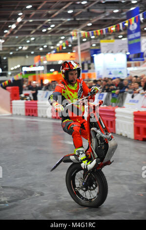 London, Großbritannien. 16. Februar, 2018. Eine studien Anzeige rider Tricks durchführen während einer Anzeige an die Carole Nash MCN London Motorrad zeigen, welche bei ExCel London, Vereinigtes Königreich. Das Erscheinen zieht rund 36.000 Besucher und verfügt über eine Vielzahl von Motorräder, Roller, Superbikes und individuelle one-off Chopper. Quelle: Michael Preston/Alamy leben Nachrichten Stockfoto