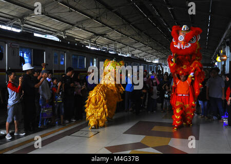 Löwentanz-Attraktion am Bahnhof Bogor, Indonesien, am 16. Februar 2018, anlässlich des chinesischen Neujahrs Stockfoto