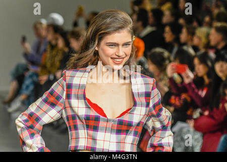 London, Großbritannien. 16. Februar, 2018. Marta Jakubowski&#39;s Ion shn zeigen während der London Fashion Week Februar 2018 BFC ZEIGEN RAUM, Thrand, London, England statt. (PhotPhoto: Richard Callis/Fotoarena) Stockfoto