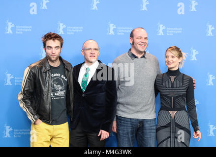 Berlin, Deutschland. 16 Feb, 2018. Regisseure David Zellner (2 L) und Nathan Zellner (2. R) posieren für Fotos mit Schauspieler Robert Pattinson (1 L) und Schauspielerin Mia Wasikowska während der fotoauftrag der Film "AMSEL" während der 68. Internationalen Filmfestspiele Berlin, in Berlin, Hauptstadt der Bundesrepublik Deutschland, Februar 16, 2018. Credit: Shan Yuqi/Xinhua/Alamy leben Nachrichten Stockfoto