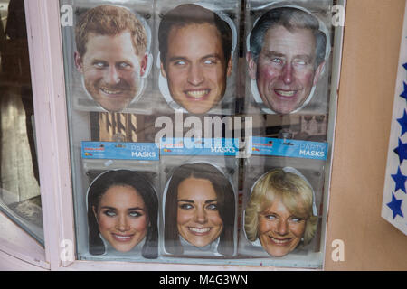 Windsor, Großbritannien. 15. Januar, 2018. Masken der Prinzen William und Harry, Charles, Meghan Markle, Kate Middleton und Camilla Parker-Bowles auf Verkauf in einem Shop im Royal Borough of Windsor und Maidenhead. Credit: Mark Kerrison/Alamy leben Nachrichten Stockfoto