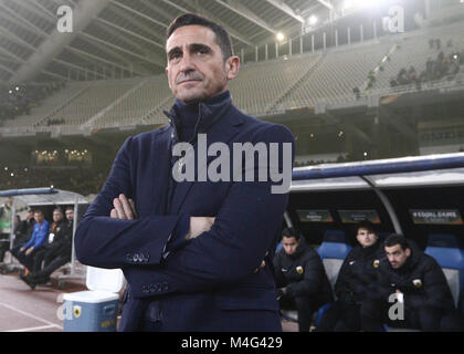 Athen, Griechenland. 15 Feb, 2018. AEK coach Manuel Jimenez vor dem Spiel gesehen. Europa League Runde von 32 Erste Bein - AEK Athen vs Dynamo Kiew Credit: Christos Ntountoumis/SOPA/ZUMA Draht/Alamy leben Nachrichten Stockfoto