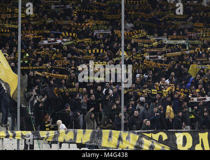 Athen, Griechenland. 15 Feb, 2018. AEK Athen Fans während des Spiels gesehen. Europa League Runde von 32 Erste Bein - AEK Athen vs Dynamo Kiew Credit: Christos Ntountoumis/SOPA/ZUMA Draht/Alamy leben Nachrichten Stockfoto