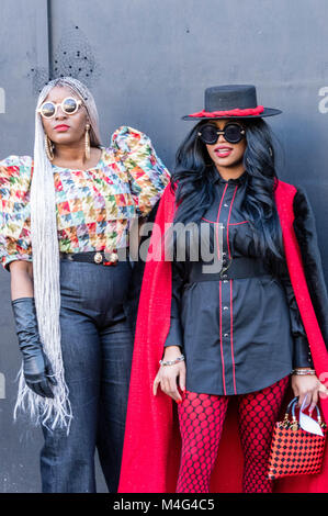 London, 16. Februar 2018, Fashionistas außerhalb der London Fashion Week Schauplätze; sie sind modische Anhänger oder jungen Designern publiscies ihre Entwürfe zu versuchen. Credit: Ian Davidson/Alamy leben Nachrichten Stockfoto