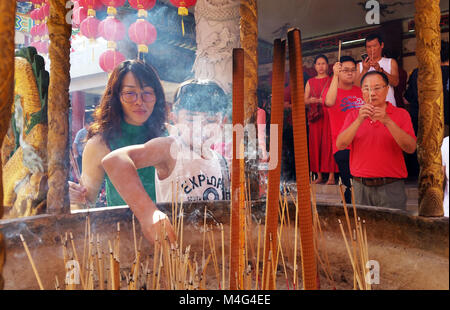 Kuala Lumpur, Malaysia - 16. Februar 2018: Leute verbrennen Räucherstäbchen und beten für Glück während des chinesischen neuen Jahres Tag in Thean Hou Tempel. Credit: Nokuro/Alamy leben Nachrichten Stockfoto