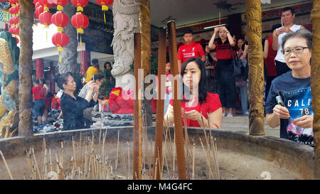 Kuala Lumpur, Malaysia - 16. Februar 2018: Frauen brennen Räucherstäbchen und beten für Glück während des chinesischen neuen Jahres Tag in Thean Hou Tempel. Credit: Nokuro/Alamy leben Nachrichten Stockfoto