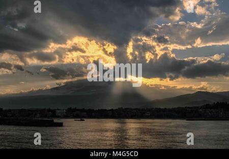 Sizilien, Italien. 12. Okt. 2004. Die Wellen des Lichtes, das von einem genialen Sonnenuntergang Verschütten durch die dramatische Wolken über den Ätna, ein aktiver Vulkan auf der italienischen Insel Sizilien, Italien, ist ein beliebtes Touristenziel, Credit: Arnold Drapkin/ZUMA Draht/Alamy leben Nachrichten Stockfoto