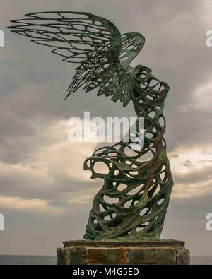 Giardini Naxos, Sizilien, Italien. 12. Okt. 2004. Eine Statue von Nike, Göttin des Sieges, durch Carmelo Mendelkamm, steht im Badeort Giardini Naxos, Sizilien, Italien, mit Blick auf das Ionische Meer. Sizilien hat sich zu einem beliebten Reiseziel geworden. Credit: Arnold Drapkin/ZUMA Draht/Alamy leben Nachrichten Stockfoto