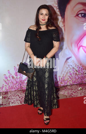 Mumbai, Indien. 16 Feb, 2018. Indische Schauspielerin Poonam Dhillon an der 5 Yash Chopra Memorial Award für Hotel JW Marriott, Juhu in Mumbai vorhanden. Credit: Azhar Khan/SOPA/ZUMA Draht/Alamy leben Nachrichten Stockfoto