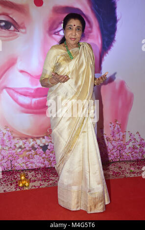 Mumbai, Indien. 16 Feb, 2018. Indischen Sängerin Asha Bhosle Wiedergabe an der 5 Yash Chopra Memorial Award für Hotel JW Marriott, Juhu in Mumbai vorhanden. Credit: Azhar Khan/SOPA/ZUMA Draht/Alamy leben Nachrichten Stockfoto