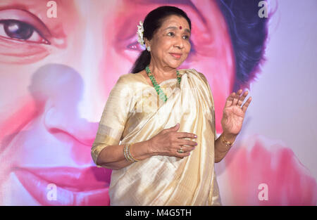 Mumbai, Indien. 16 Feb, 2018. Indischen Sängerin Asha Bhosle Wiedergabe an der 5 Yash Chopra Memorial Award für Hotel JW Marriott, Juhu in Mumbai vorhanden. Credit: Azhar Khan/SOPA/ZUMA Draht/Alamy leben Nachrichten Stockfoto