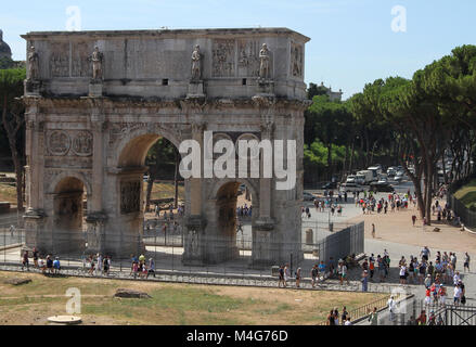 Blick auf den Triumphbogen des Konstantin aus dem Norden, nahe dem Kolosseum, Rom, Italien. Stockfoto