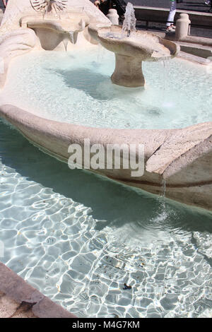 Nahaufnahme der Fontana della Barcaccia (Brunnen des Ugly Boots) in Piazza di Spagna, Rom, Italien. Stockfoto