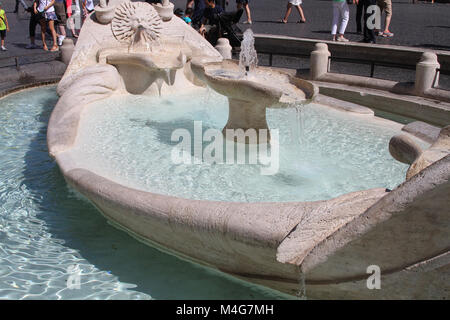 Die Fontana della Barcaccia (Brunnen des Ugly Boots) in Piazza di Spagna, Rom, Italien. Stockfoto