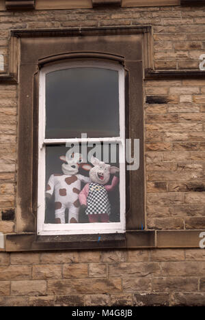 Spielzeug Kuh und Schwein in Fenster, Barnard Castle, County Durham Stockfoto