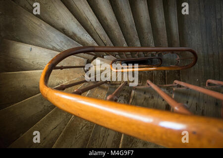 Alte Holztreppe in einem traditionellen Wohnhaus in Paris, Frankreich. Stockfoto