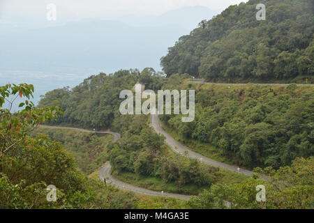 Blick von oben auf die gefährliche Straße namens 'Trampolin des Todes' (Trampolin de La muerte) in Kolumbien. Stockfoto