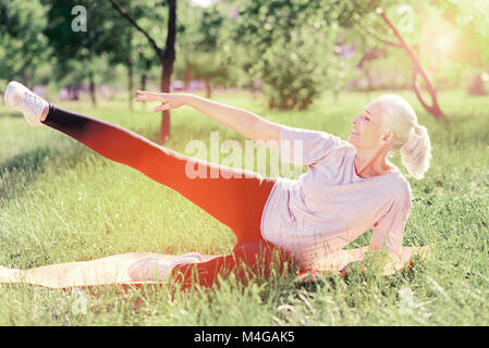 Volle Länge des positive Frau Übungen Stockfoto
