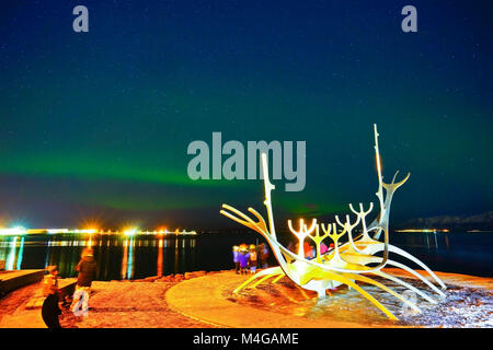 Blick auf die Northern Light vom Strand aus in Reykjavik mit der Skulptur - die Sonne Voyager. Stockfoto