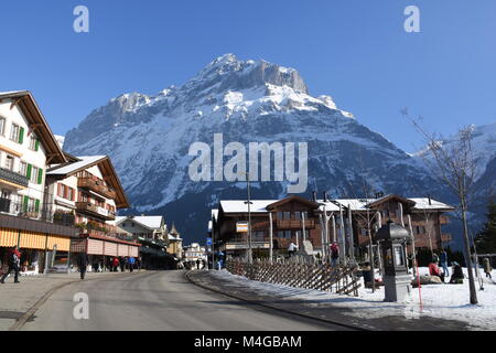 Alpine Village Grindelwald, Schweiz, und Mättenberg im Hintergrund Stockfoto