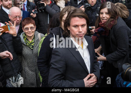 London, Großbritannien. 5. Februar, 2018. Angebliche Computerhacker Lauri Liebe verlässt die Royal Courts of Justice mit seinen Eltern und seiner Freundin Sylvia Mann afte Stockfoto