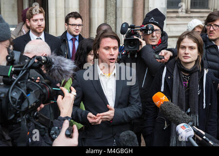 London, Großbritannien. 5. Februar, 2018. Angebliche Computerhacker Lauri Liebe verlässt die Royal Courts of Justice mit seinen Eltern und seiner Freundin Sylvia Mann afte Stockfoto