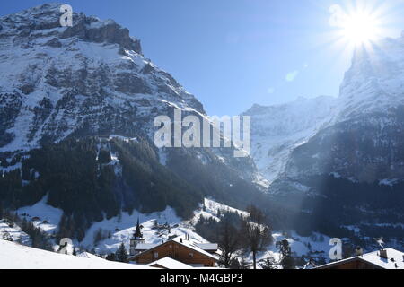 Sonnigen Wintertag in Grindelwald, Schweiz Stockfoto