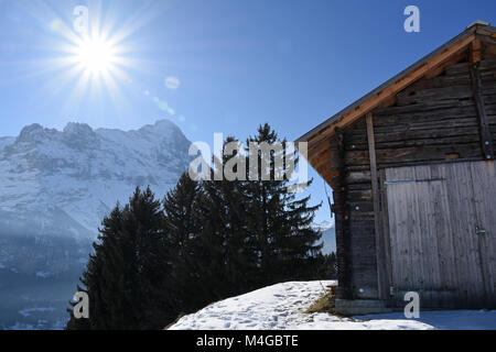 Holz- Scheune und Eiger an einem Wintertag, Grindelwald, Schweiz Stockfoto