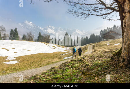 Zwei Frauen gemeinsam Wandern in den Bergen. Berghütte zu erreichen. Stockfoto
