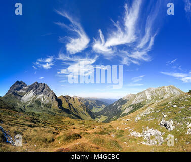 Große freie Sicht in die Berge mit wunderschönen Wolken. Alpen. Stockfoto