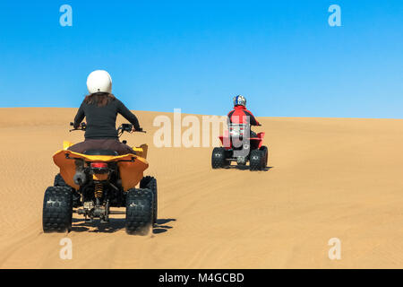 Quad fahren Menschen - Wüste zwei glückliche Biker im Sand. Stockfoto