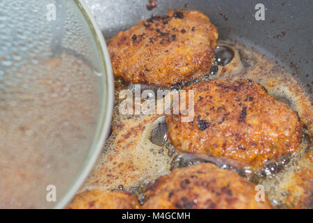 Gebratene Schnitzel in einer Pfanne kochen Stockfoto