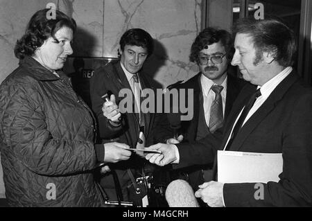 Warrant Officer des Hauses und Sekretärin in der serjeant an Armen, Maria Frampton (l), die Papiere auf Bergarbeiter' Union Präsident Arthur Scargill, außerhalb der NUM-Hauptsitz in Euston Road, London. Die Dokumente formell um ihn vor dem Ausschuss erscheinen. Stockfoto