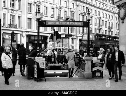 Schwarz & Weiß Fotografie Menschen außerhalb Tube Station, London, England, UK. Credit: London Snapper Stockfoto