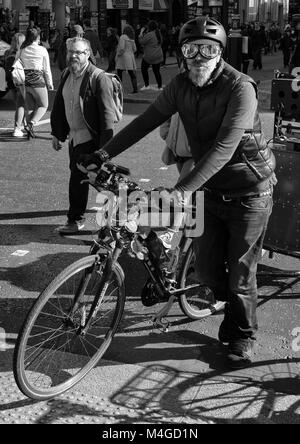 Schwarz-weiß Foto eines Radfahrers tragen flying Schutzbrille, Whitehall, London, England, UK. Credit: London Snapper Stockfoto