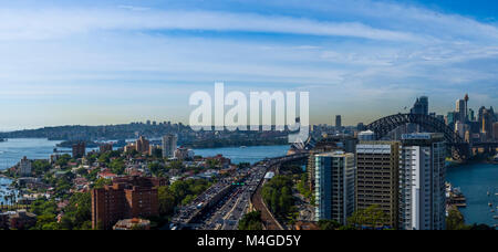 Panoramablick auf den Hafen von Sydney mit Blick auf die Harbour Bridge, Sydney, Oper, Milsons Point (rechts) und Kirribilli (links), Australien Stockfoto