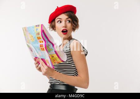 Porträt einer Frau schockiert das Tragen der roten Baskenmütze holding Travel map guide und entfernten Blick auf weißem Hintergrund Stockfoto