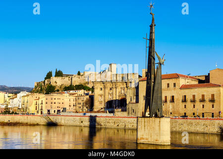 Ein Blick auf den Fluss Ebro durch Tortosa, Spanien, mit der Kathedrale und der Suda Castel im Hintergrund Stockfoto