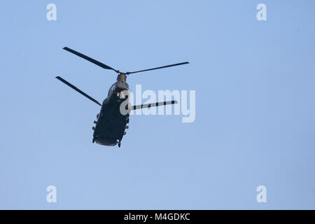 London, Großbritannien. 30. Januar, 2018. Die Royal Air Force Boeing Chinook tandem Rotor Hubschrauber verwendet einen Heli-Lane entlang der Themse. Stockfoto