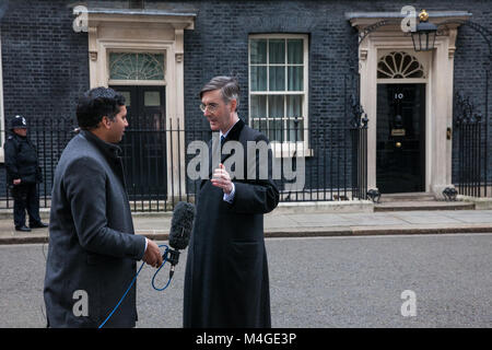 London, Großbritannien. 8. Februar, 2018. Jakob Rees-Mogg MP wird von Sky News das Faisal Islam außerhalb Downing Street 10 interviewt. Stockfoto