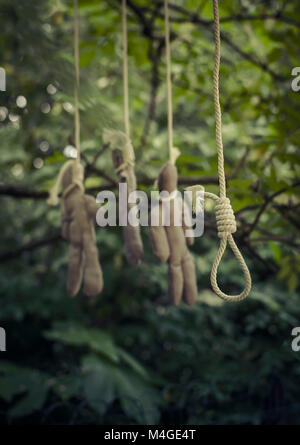 Schlinge und gehängt Puppen aus Holz Stockfoto